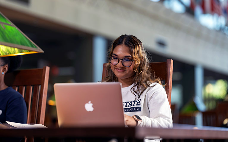 A new Schreyer Scholar at a Commonwealth Campus participating in their virtual SHO TIME orientation program